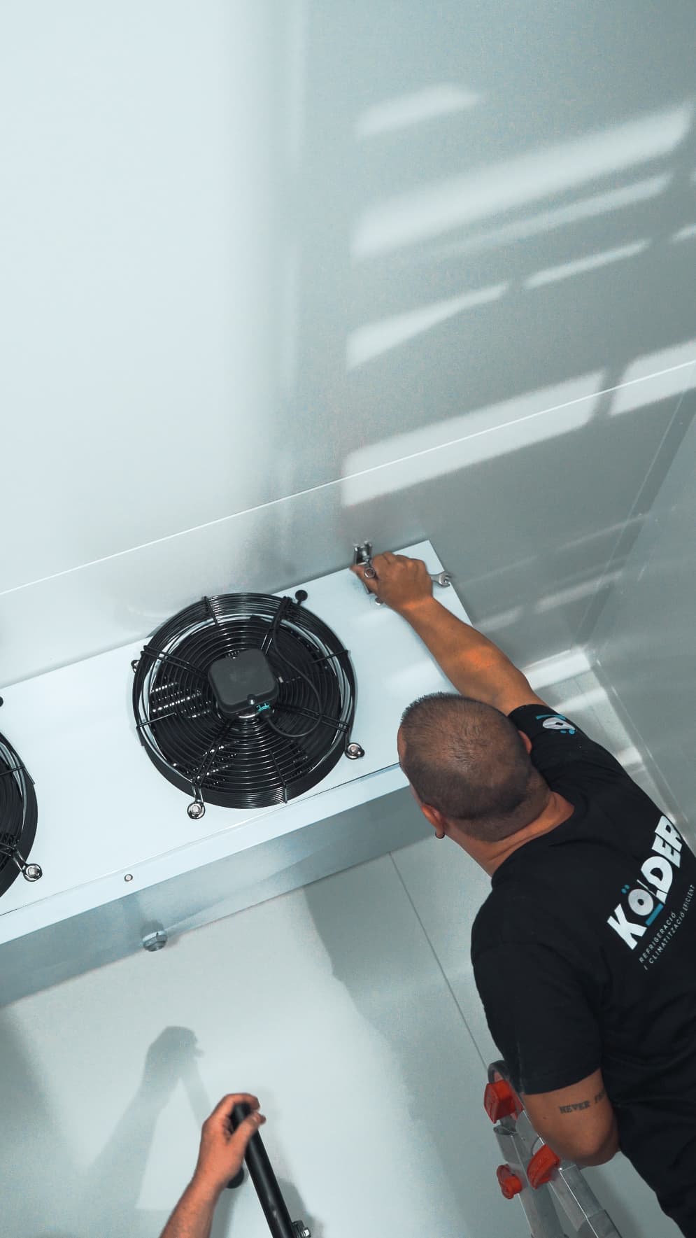 Técnico de Kölder instalando una unidad de refrigeración